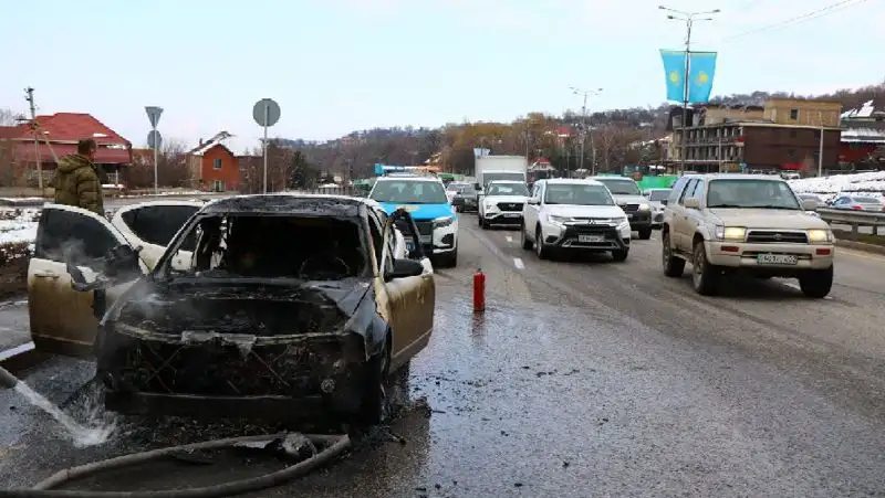 сгорел автомобиль , фото - Новости Zakon.kz от 24.03.2022 17:37