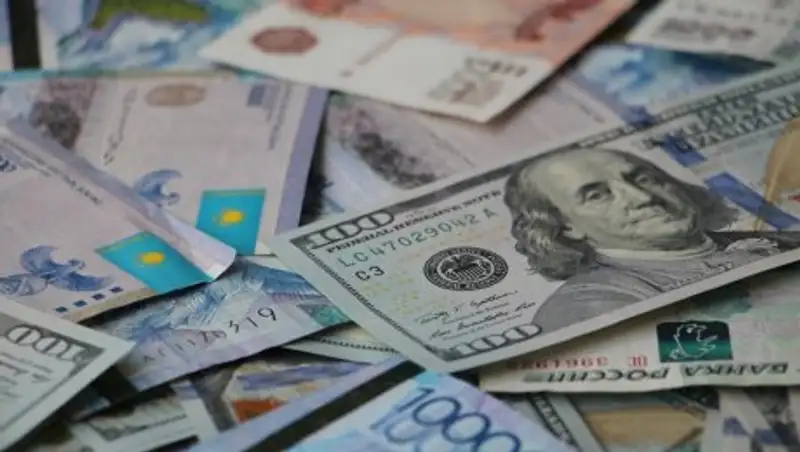 Курс доллара немного подрос на утренних торгах