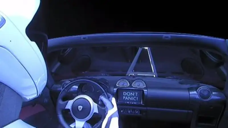 Илон Маск опубликовал фото своей Tesla на пути к орбите Марса