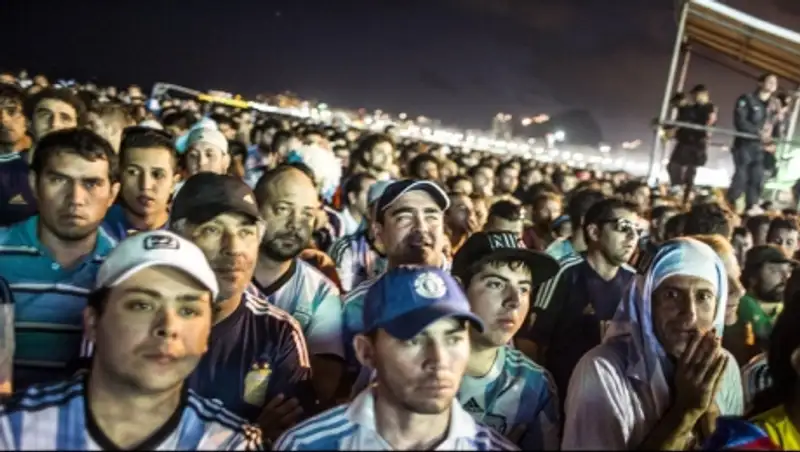Во время матча чемпионата Аргентины погиб болельщик, упав с трибуны