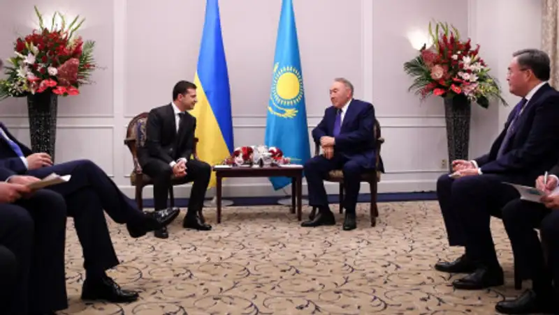 Назарбаев встретился с Зеленским в Японии