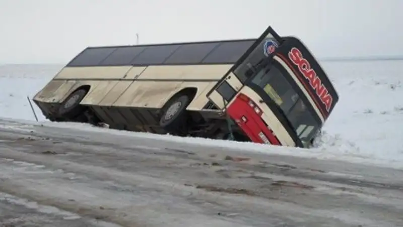 В ВКО в кювет угодили три пассажирских автобуса и автомобиль