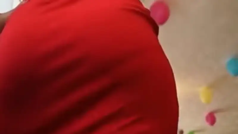 В сети набирает популярность ролик с танцующей воспитательницей