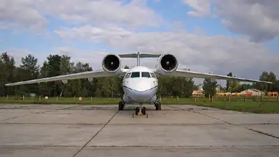 Силач сдвинул самолет, Алматы, фото - Новости Zakon.kz от 20.04.2022 12:04