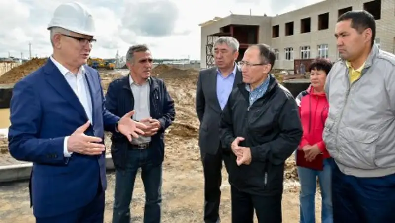 Аким СКО Ерик Султанов посетил строительные объекты региона