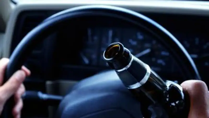 Пьяный водитель поменялся местами с пассажиром и попал на видео