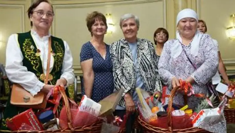 Продуктовые корзины вручили инвалидам и малоимущим в Алматы