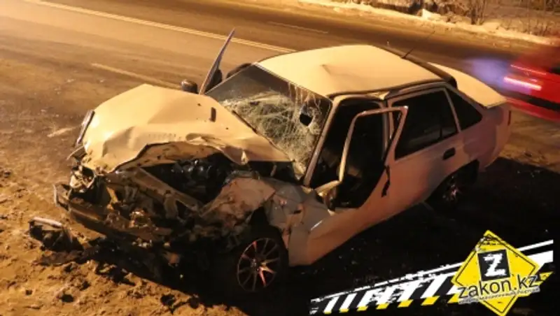 В Алматы водитель Нексии на полном ходу врезался в разворачивающийся внедорожник