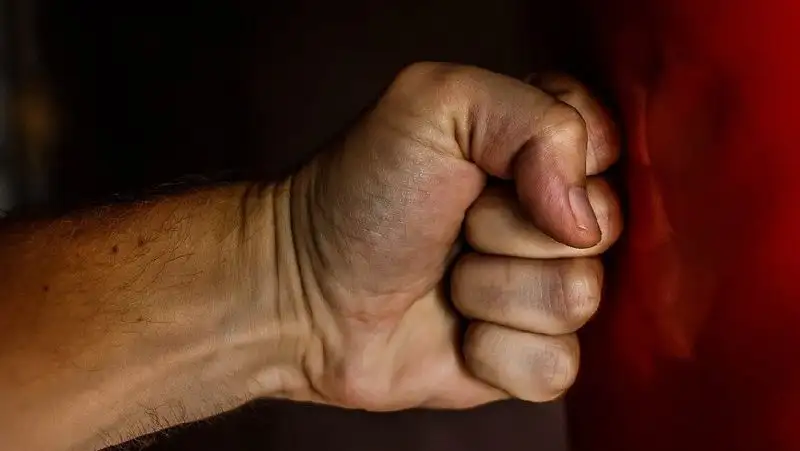 «Помогите успокоить соседа» — пенсионер пугал соседей в столичном ЖК