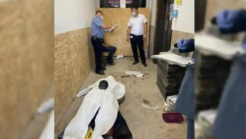 В Атырау двое рабочих упали в шахту лифта с 15 этажа