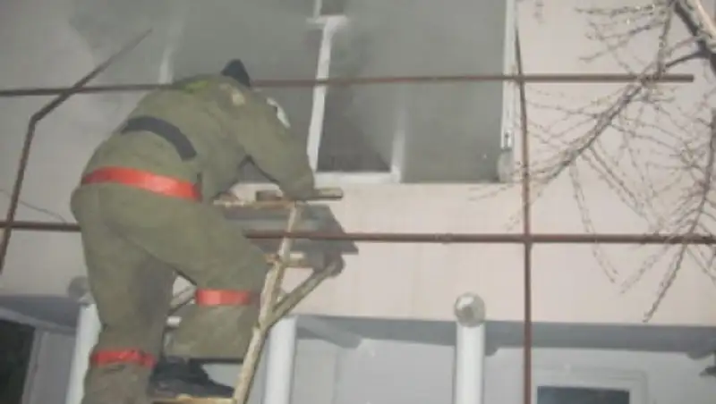 В Таразе из-за пожара в общежитии эвакуировали 60 человек