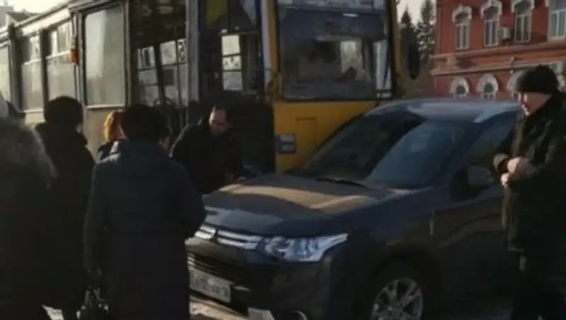 В Усть-Каменогорске столкнулись трамвай и иномарка