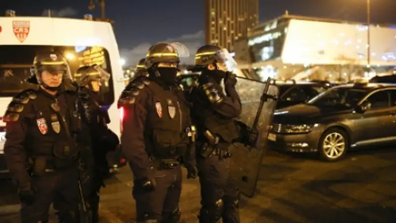 В пригороде Парижа спецслужбы провели антитеррористический рейд