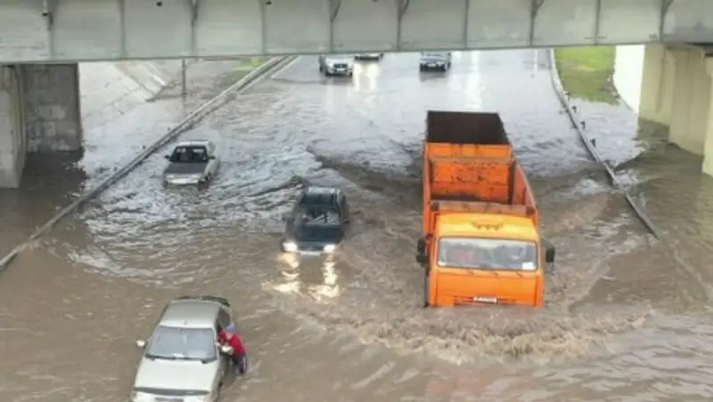Улицы Семея затопило - невозможно передвигаться даже на машинах