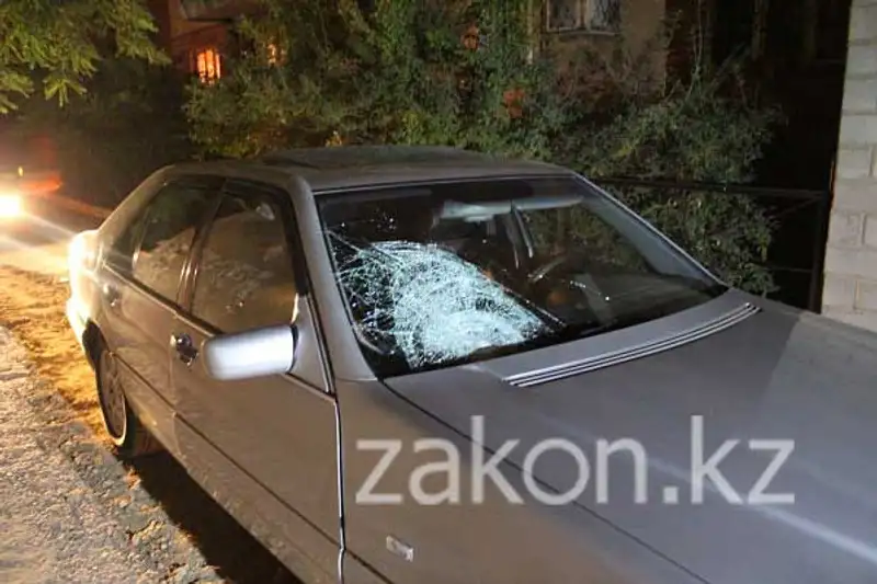 В Алматы водитель Мерседеса насмерть сбил девушку и пытался скрыться (фото), фото - Новости Zakon.kz от 16.09.2013 21:18