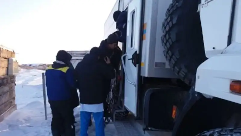 Спасатели эвакуировали 27 человек с заснеженной трассы в ВКО