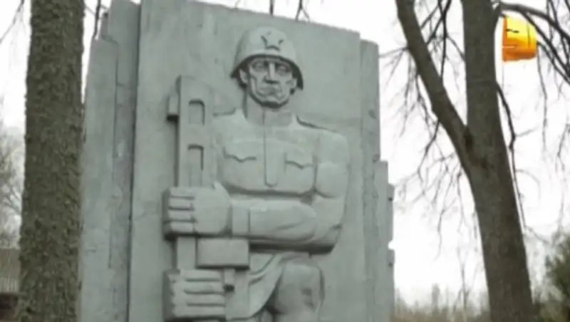 В Актобе хулиган разрушил недавно отремонтированный Вечный огонь