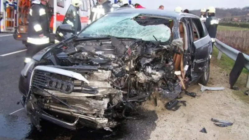 В лобовом столкновении двух машин на трассе Жезказган - Сатпаев погибли три человека