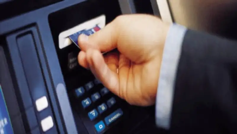 Объем снятой наличности за март превысил объем безналичных платежей по платежным картам