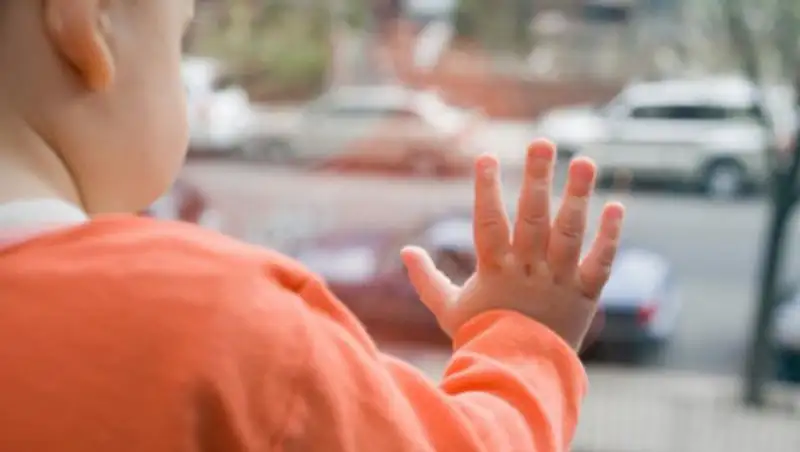 35 детей выпали из окон с начала года в Казахстане