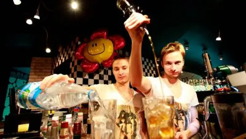 В Алматы на месяц закрыли рестобар и два кафе