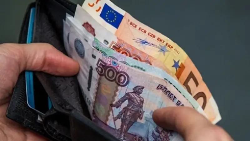 Рубль и евро продолжают дешеветь в Казахстане