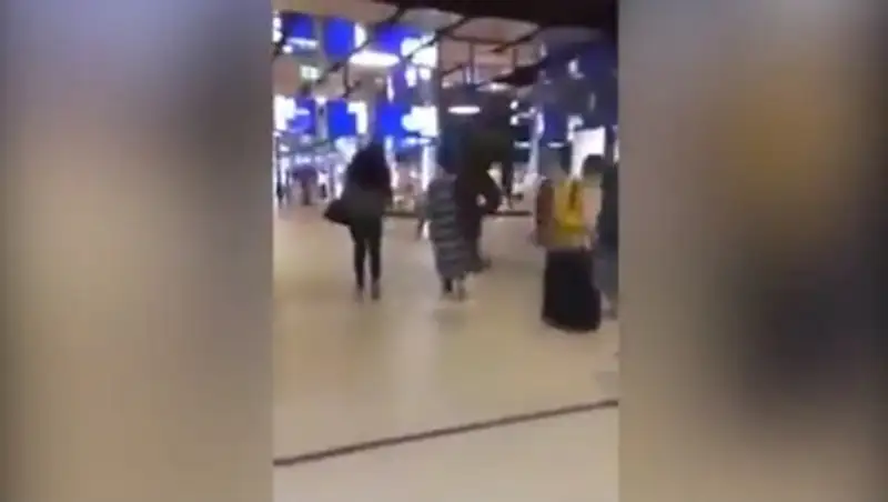 В Сеть попало видео, на котором мужчина с разбегу бьет двумя ногами женщину