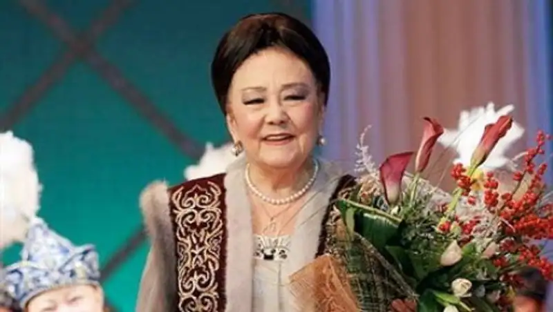 Бибигуль Тулегенова благословила Димаша Кудайбергенова