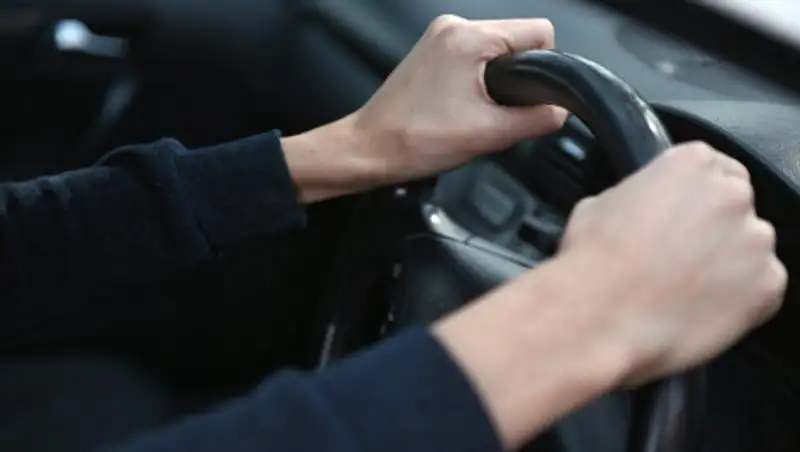 В Шымкенте полицейского "прокатили" на капоте