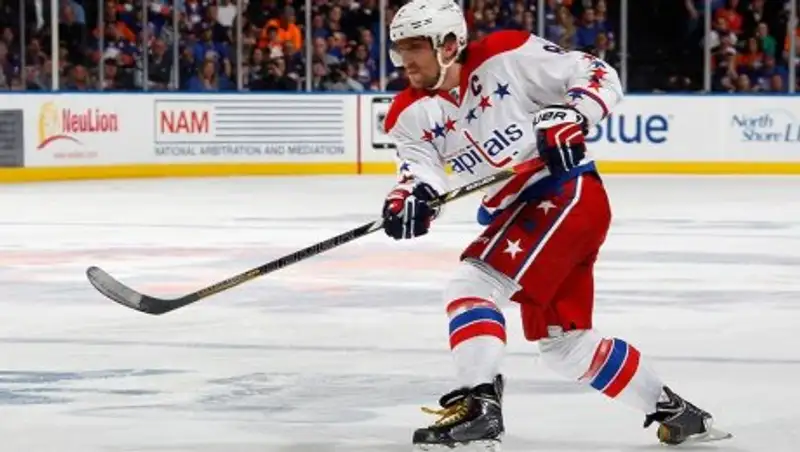 Овечкин подарил клюшку юному фанату во время матча