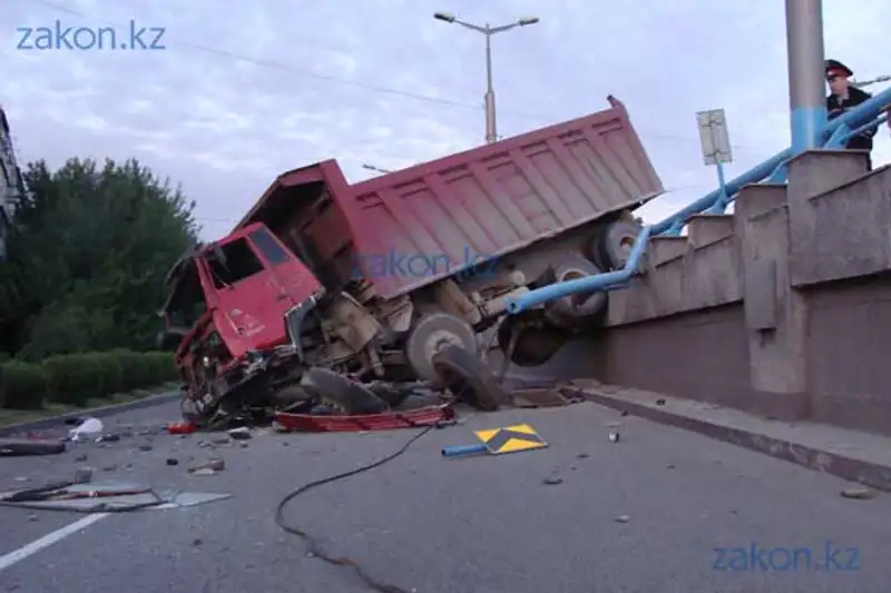 Грузовик «свалился» с моста в Алматы, зацепив внедорожник (фото) Грузовик «свалился» с моста в Алматы, зацепив внедорожник (фото), фото - Новости Zakon.kz от 17.05.2013 17:14