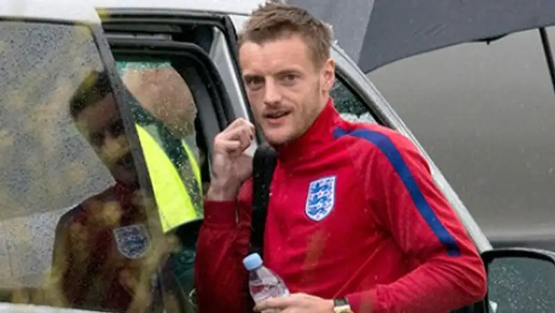 Футболист сборной Англии рассказал о влиянии водки и конфет на восстановление