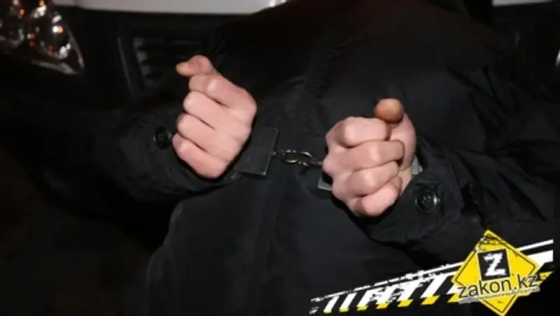 В Алматы домушники вчетвером забрались в квартиру