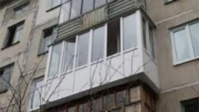 В Уральске два человека выпали из окон