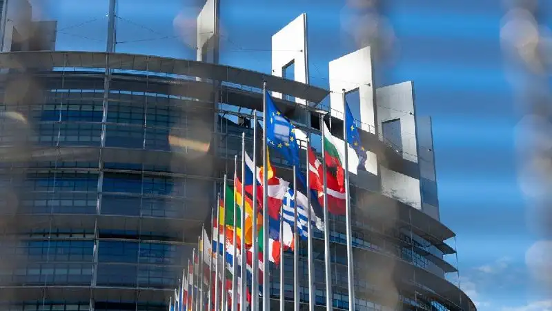 Германия и Франция объявили о высылке 70 российских дипломатов