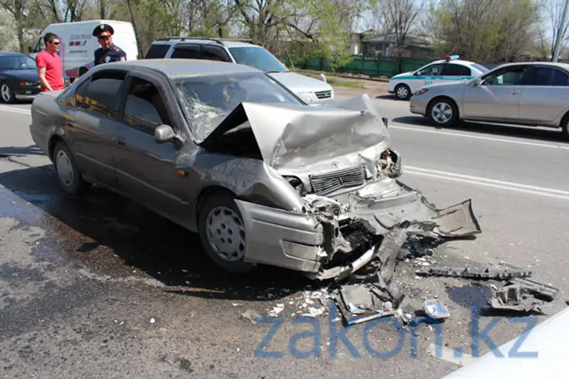 Сегодня в Алматы на Илийском шоссе две машины столкнулись «лоб в лоб» (фото), фото - Новости Zakon.kz от 11.04.2013 20:09