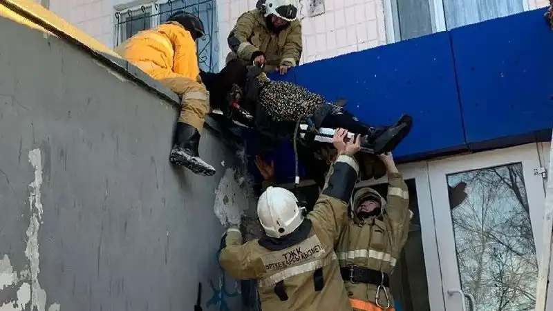 Пенсионерка упала на козырек магазина в Караганде
