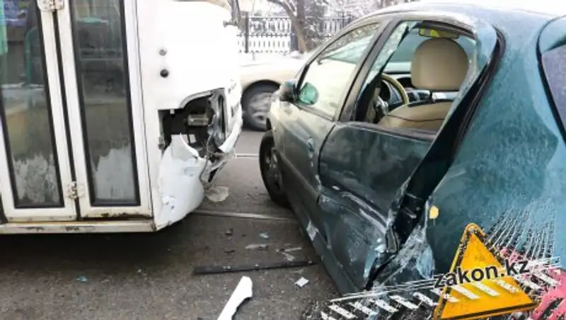 В Алматы пассажирский автобус протаранил разворачивающуюся легковушку