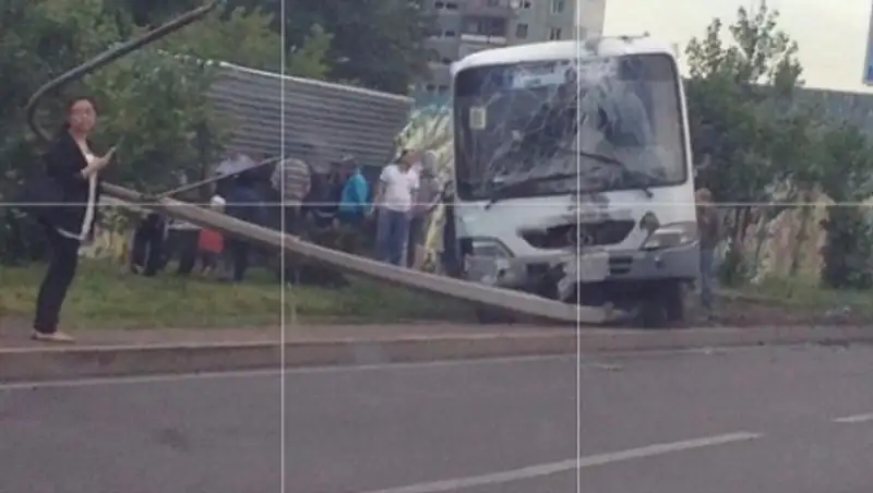 В Караганде водитель маршрутки сбил несовершеннолетнего пешехода