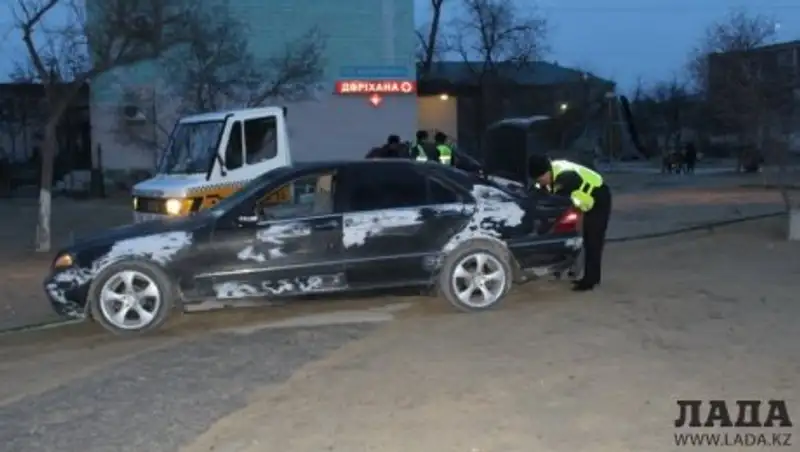 При попытке к бегству в Актау задержали водителя и пассажиров Mercedes 