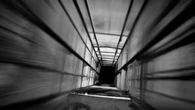 В Алматы в шахту лифта упал мужчина