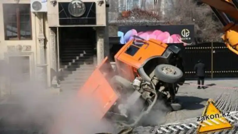 Провалившийся грузовик оставил без отопления алматинцев