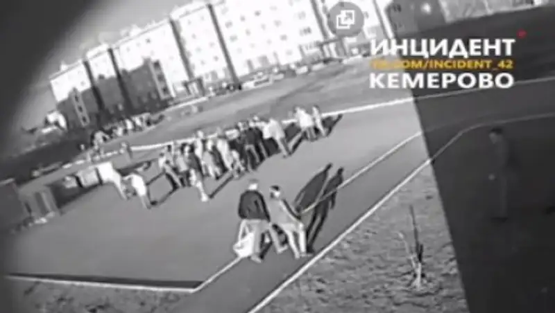 Камера сняла, как налетчик избил младенца ногами, набросившись на семейную пару