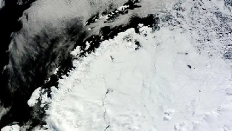 В Антарктиде нашли гигантскую загадочную дыру