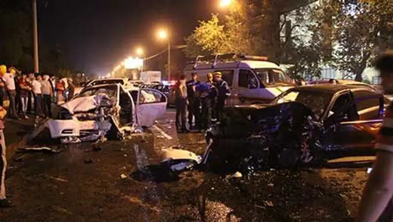 В Алматы водитель Мерседеса, "байгуя", на встречной полосе протаранил Шевроле