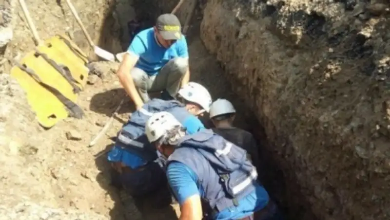 В Усть-Каменогорске рабочий чуть не оказался погребенным заживо