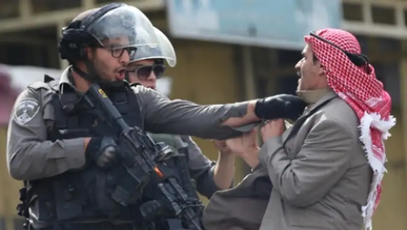 Полицейские застрелили мужчину, ранившего солдата в автобусе в Иерусалиме