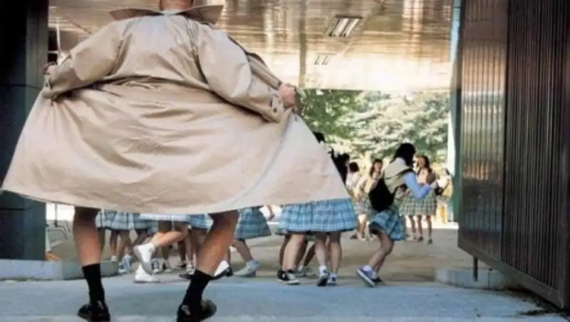 В Кокшетау пьяный мужчина пугал прохожих, расстегивая ширинку