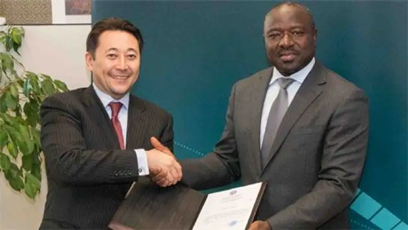 К.Сарыбай вручил верительные грамоты Исполсеку ОДВЗЯИ Л.Зербо