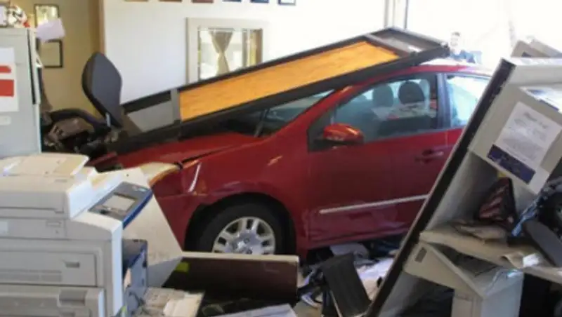 92-летняя старушка хотела купить автомобиль и разбила его